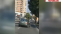 Scene incredibile pe o strada din Romania. Un sofer a fost la un pas sa loveasca cu masina mai multe persoane si vehicule intr-o cursa haotica.  Ce a urmat - VIDEO