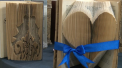 Cartile vechi si care nu mai pot fi citite pot deveni fluturi, inimi sau portrete cu indragostiti. O tanara, stomatolog de profesie, le sculpteaza in 3D si le transforma in obiecte de decor - VIDEO