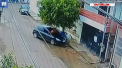 Un biciclist din Brazilia a ramas in viata ca prin minune, dupa ce a fost luat pe capota unei masini si izbit cu putere intr-o cladire. Cine se afla la volanul automobilului - VIDEO