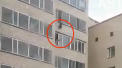 La un pas de tragedie. Un copil de 7 ani a fost salvat la limita dupa ce a ramas atarnat de balustrada unui balcon de la etajul 10