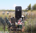 Asa ceva n-ai mai vazut. A murit la 25 de ani, iar rudele i-au facut o piatra de mormant in forma de... iPhone. Oamenii au fost socati: " Am crezut ca am halucinatii" - GALERIE FOTO