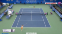 Numarul 1 in lume, Simona Halep, a fost dominata de Dominika Cibulkova la Wuhan Open. Romanca a pierdut primul sau meci dupa o pauza de o luna si a fost nevoita sa ceara in doua randuri ajutorul medicilor - VIDEO