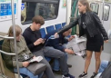O femeie din Rusia le toarna apa cu clor intre picioare barbatilor la metrou. Explicatia pentru gestul ei - VIDEO