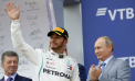 Vladimir Putin, incantat de intalnirea cu Lewis Hamilton, castigator al Marelui Premiu al Rusiei
