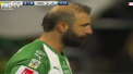 Gol spectaculos de la 30 de metri, sarbatorit cu berea in mana, aruncata de fanii din tribuna - VIDEO