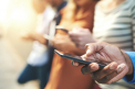 Tara care va amenda vorbitul la telefon in timpul traversarii strazii