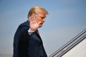 Moment penibil pentru Donald Trump. Cum a fost surprins in timp ce urca in avion - VIDEO
