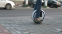 Unii merg prin oras pe patru roti, altii pe doua, iar Stefan Popa pe... una. Tanarul se deplaseaza pana la serviciu pe un monociclu electric. Astfel evita ambuteiajele, economiseste timp, dar si bani - VIDEO