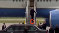 Moment penibil pentru Donald Trump. Liderul de la Casa Alba, surprins cu o bucata lunga de hartie igienica lipita de talpa pantofului - VIDEO