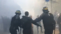 Haos si dezordine in centrul Parisului. Zeci de persoane care au iesit in strada sa ceara salarii si pensii mai mari, s-au luat la bataie cu fortele de ordine - VIDEO