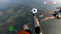 Au jonglat la inaltime. Doi tineri din Marea Britanie au jonglat deasupra muntilor Alpi, la o inaltime de trei mii de metri - VIDEO