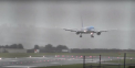 Aterizare laterala incredibila, realizata de femeia-pilot aflata la mansa unui Boeing 757 - VIDEO