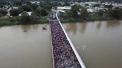 Miile de migranti care se indreapta spre SUA, descrisi de Trump ca fiind "infractori inraiti" - FOTO