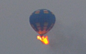 Trei persoane au murit dupa ce au sarit dintr-un balon cu aer cald, care a luat foc pe cand se afla la inaltime. VIDEO