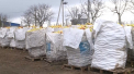 Tone de mere se strica pe camp pentru ca agricultorii nu au ce face cu ele. Desi le-ar vinde macar si pentru cativa banuti, nici asa nu gasesc unde sa le duca - VIDEO