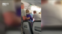 A intrat in panica si a deschis usa avionului. A facut-o un pasager chiar in timp ce aparatul de zbor se pregatea sa decoleze - VIDEO