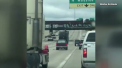 Scenele filmate pe o autostrada in SUA. Un cilindru urias s-a rostogolit printre masini - VIDEO