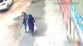 Doua femei au scapat tefere ca prin minune, dupa ce trotuarul pe care se aflau s-a prabusit sub ele. Momentul, surprins de o camera de supraveghere - VIDEO