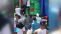 Tentatia a fost prea mare pentru martorii unui accident produs in Republica Dominicana, in care a fost implicat un camion plin cu bere. Ce au facu localnicii - VIDEO