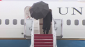 Trump a devenit iar tinta ironiilor in online. Ce a facut cu o umbrela la urcarea in avion - VIDEO
