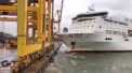 Incident periculos intr-un port din Barcelona. O nava cargo s-a ciocnit cu o macara, iar in urma coliziunii a izbucnit un incendiu - VIDEO