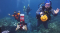 Parada subacvatica a costumelor de Halloween, in Florida. La zece metri adancime, langa un recif, scafandrii au inotat in cele mai caraghioase costume - VIDEO