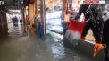 Numarul mortilor lasati in urma de inundatiile din Italia a ajuns la 30. Ploile abundente au smuls din radacina mii de copaci, iar mai multe drumuri si poduri au fost afectate - VIDEO