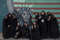 Mii de iranieni au cantat "Moarte Americii!" si au ars drapelul SUA - VIDEO