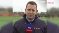 Un jurnalist britanic a fost lovit in spate de o minge in direct. Acesta prezenta ultimele noutati din tabara echipei Manchester United de la antrenament