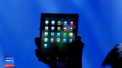 Samsung a prezentat in premiera telefonul pliabil. VIDEO