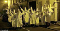 Barbati arestati dupa ce au imbracat uniforma Ku Klux Klan. Ce se afla in spatele lor