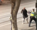Primele informatii despre identitatea atacatorului din Melbourne. Momentul in care se lupta cu politistii - VIDEO