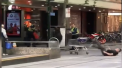 Un barbat fara adapost a devenit erou in Melbourne, dupa ce in timpul atacului a folosit un carucior de cumparaturi pentru a-l lovi pe agresor, care voia sa raneasca cu un cutit doi politisti- VIDEO