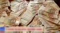 Un barbat din Romania care a gasit ieri in dulapul vechi pe care l-a cumparat 95 de mii de euro, a primit astazi o recompensa -VIDEO