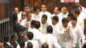 Imbranceli si batai in Parlamentul din Sri Lanka. Peste 20 de deputati s-au luat la pumni dupa ce spikerul a declarat ca nu mai exista parlament sau sef de guvern in tara - VIDEO