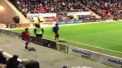 Un meci din liga a cincea engleza s-a transformat pentru cateva momente in circ. In partida dintre Leyton Orient si Bromley, un fotbalist a devenit tinta parodiilor - VIDEO