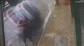 Momentul in care un barbat isi salveaza iubita din fata unei masini scapate de sub control - VIDEO