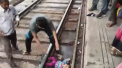 La un pas de tragedie a fost un copil de un an, care a cazut pe sine, intr-o gara din India - VIDEO