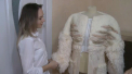 Indragostita si inspirata de traditiile moldovenesti, o tanara din capitala creeaza rochii, pantaloni si fuste dupa modele moderne, dar cu motive populare - VIDEO