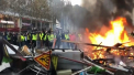 Incendii in strada si magazine vandalizate. 130 de persoane au fost retinute in Franta in urma protestelor violente fata de cresterea pretului la carburanti. Mesajul lui Macron - VIDEO