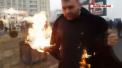 Gest socant in fata unei catedrale de la Bucuresti. Un preot roman si-a dat foc chiar in timpul slujbei de sfintire. Motivul pentru care a facut asta - VIDEO