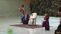 Un baiat "neastamparat" a intrerupt discursul Papei Francisc, in timpul unei audiente publice. Micutul a dat buzna pe podiumul unde se afla Suveranul Pontif si a inceput sa se joace - VIDEO