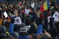 Jandarmeria, huiduita de oameni la parada de 1 Decembrie din Bucuresti, Romania. Oamenii s-au intors cu spatele la masini - VIDEO