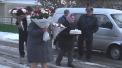 Dupa 45 de ani, mai multi absolventi ai unei scoli din Drochia au mers acasa la profesoara lor si i-au spus la multi ani, in ziua in care a implinit 75 de ani. Reactia dascalului - VIDEO