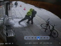 Imagini socante filmate pe strada. Barbat impins sub rotile unui camion de un trecator - VIDEO