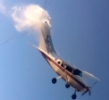 Momentul socant in care un avion de mici dimensiuni se prabuseste peste o casa - VIDEO
