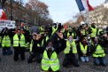 Momentul in care "vestele galbene" s-au pus in genunchi in fata politistilor in Paris - VIDEO