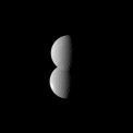 Doi sateliti ai planetei Saturn par lipiti - FOTO