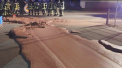 Pompierii dintr-un oras din Germania au fost mobilizati la o misiunea de-a dreptul speciala si... dulce. Ei au trebuit sa curete o strada inundata cu... ciocolata - VIDEO