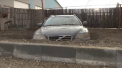"Mesterul Manole" din Focsani a ingropat masina in drumul pe care il repara - VIDEO